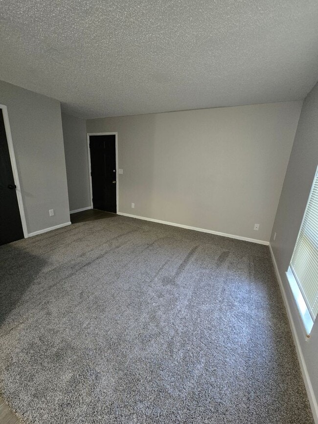 Building Photo - 2 Bedroom 1 Bathroom Apartment in heart of Osage Beach!