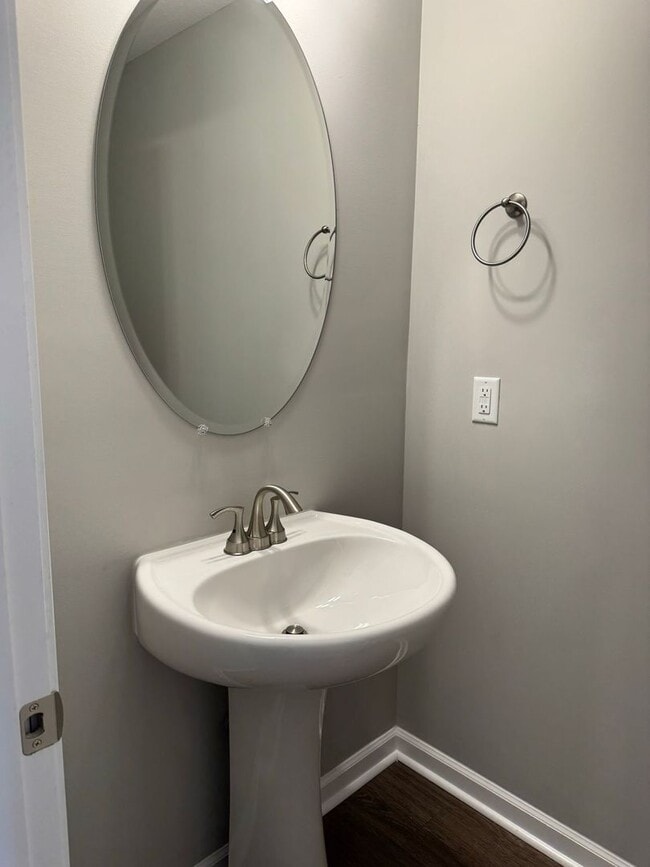 Building Photo - Luxury Living at its best! 2 Bed 2 1/2 Bath Townhome near Downtown!