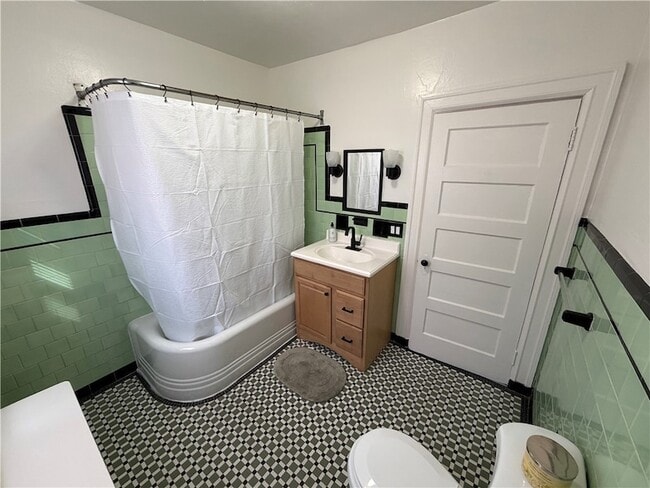 Building Photo - 532 Post Rd