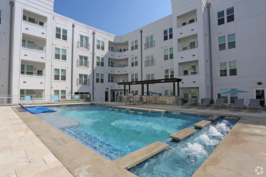 The Cosmopolitan Apartments 401 N Chaparral St Corpus Christi TX