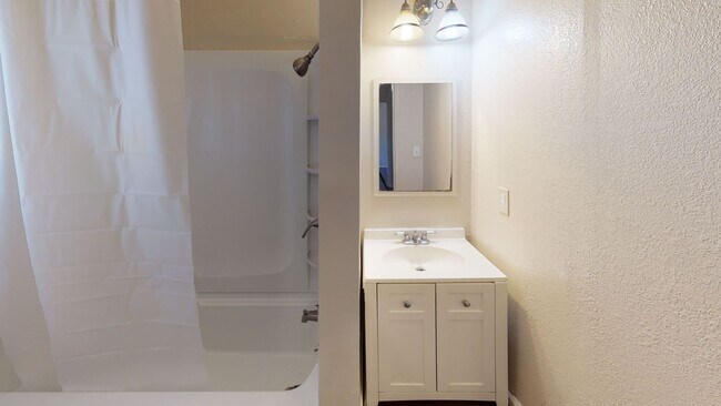 Building Photo - Available Now! Single Family 1/1 home for lease with large lot and 1 car garage!
