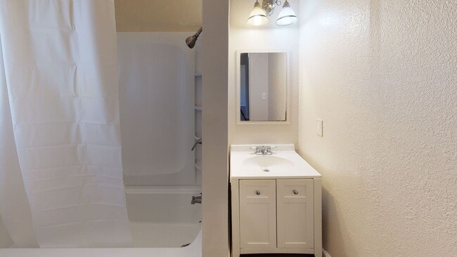 Building Photo - Coming Soon! Single Family 1/1 home for lease with large lot and 1 car garage!