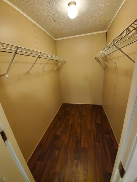 Building Photo - 209 Hickory Ct