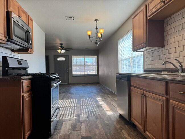 Building Photo - Charming 3 Bed / 2 Bath Home in Coweta – Spacious Lot + Creek Access!