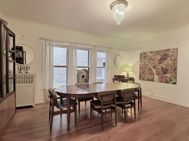 Building Photo - 2921 N Pine Grove Ave