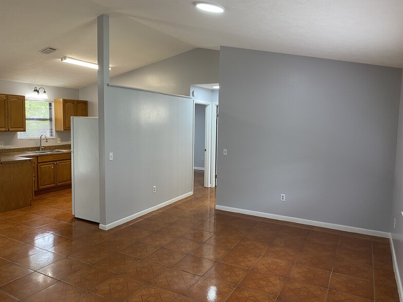 Building Photo - 38 Teak Run