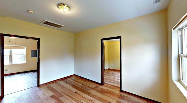 Building Photo - Spacious 2BR Home in Joliet – In-Unit Laun...