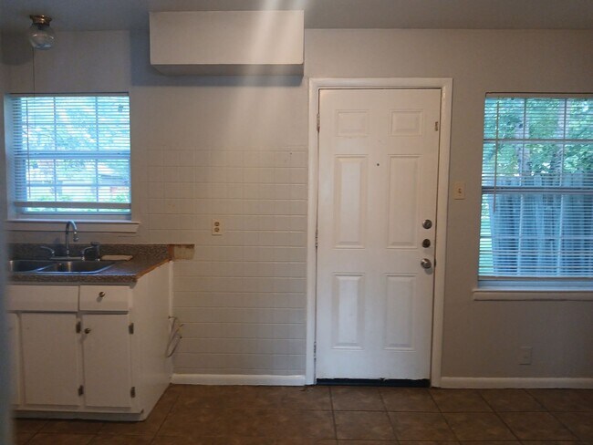 Building Photo - 4 Bedrooms and 1 Bath Near Hwy 75 and Fore...