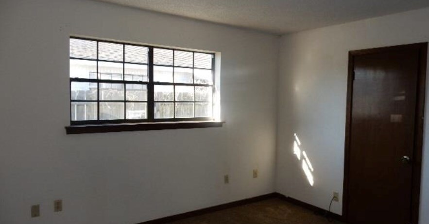 Building Photo - 2631 Manchester Dr