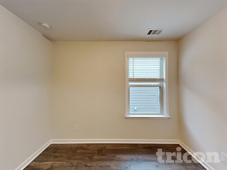 Building Photo - 305 Knowles Pl
