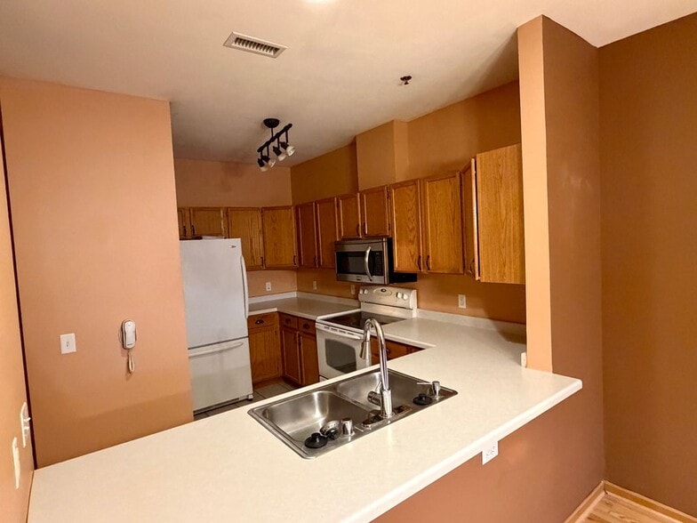 Building Photo - 301 Harbour Town Dr