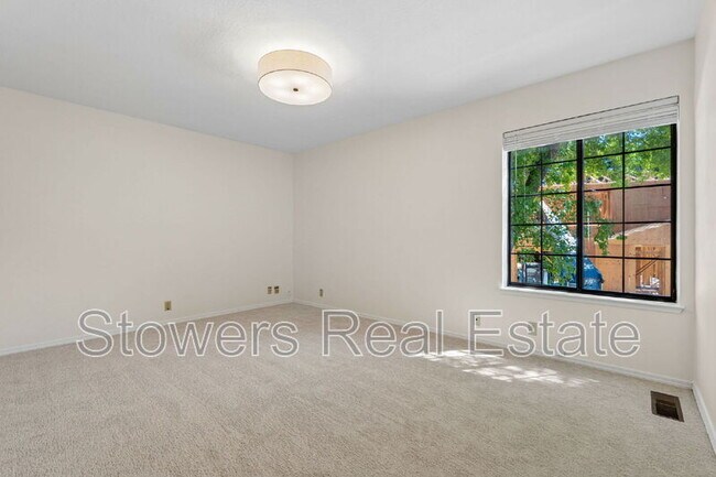 Building Photo - 1121 Douglas Ct