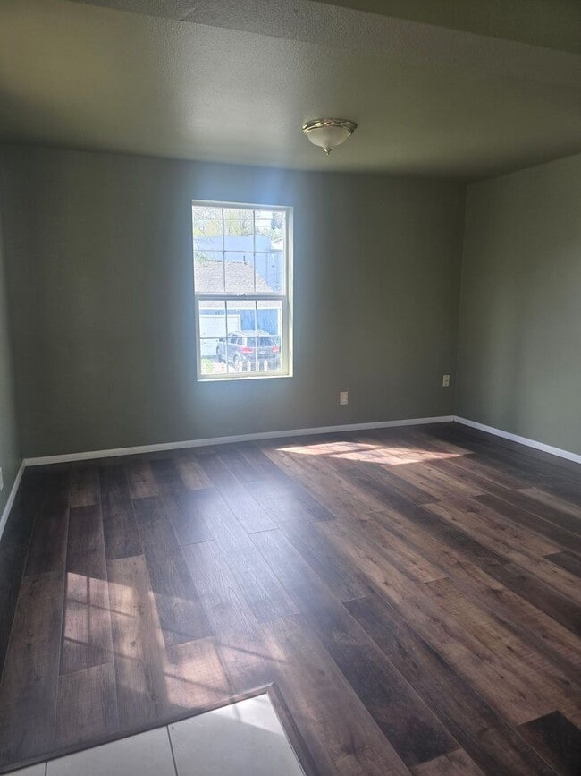 Building Photo - 3 Bedroom 1 Bathroom Home