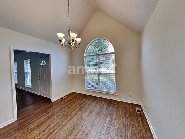 Building Photo - 204 Creekwood Dr