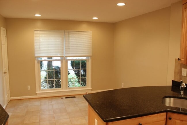 Building Photo - Beautiful 3 bed 2.5 Bath End Unit Brick To...