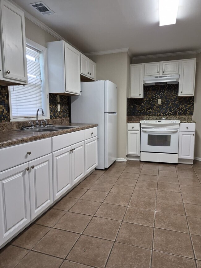 Building Photo - 206 W 60th St