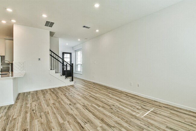 Building Photo - 678 Royal Arch Dr