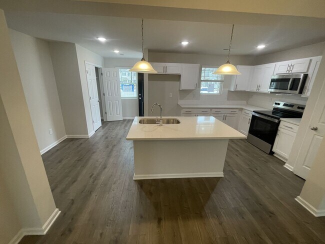 Building Photo - 3 bd 2.5 ba townhome