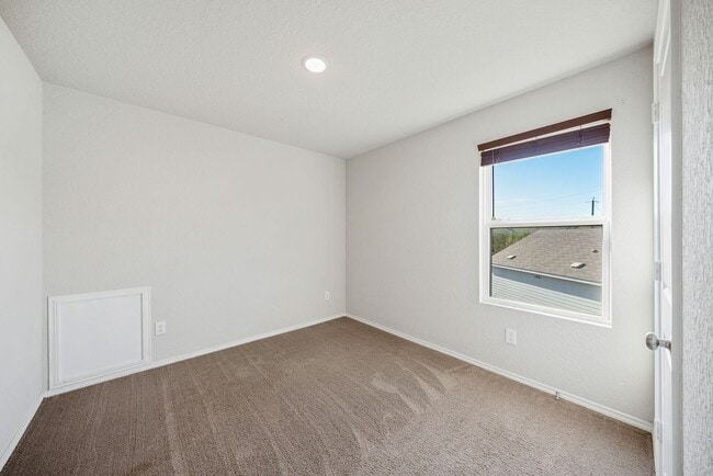 Building Photo - 4 Bedroom/2.5 Bath Elm Valley Subdivision