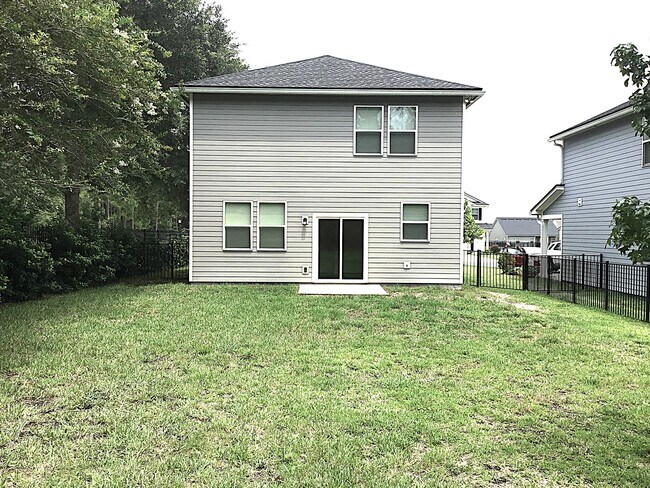 Building Photo - 3371 Roundabout Dr