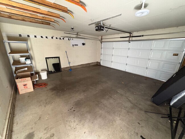 Building Photo - 2 Bed/2.5 Bath Townhome with Garage, Pool and Tennis Court