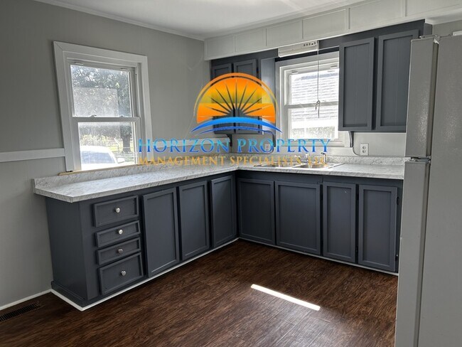 Building Photo - 3401 Drake Ave SW