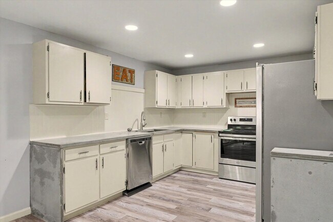Building Photo - 1010 Parkview Dr