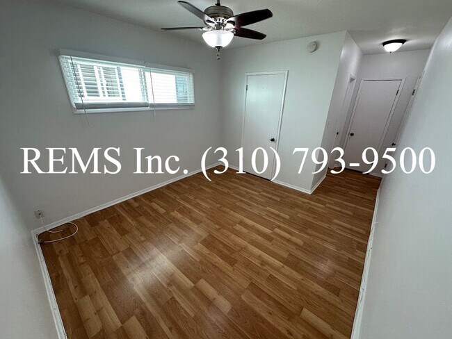 Building Photo - 907 Manhattan Ave