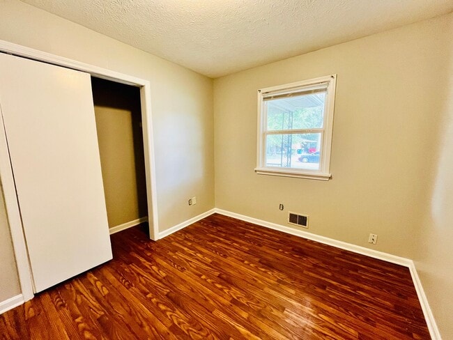 Building Photo - **COMING SOON** Updated 3BR Ranch in Shively Section 8 Accepted