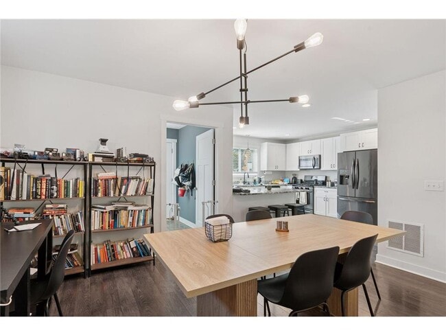 Building Photo - 2084 Reaney Ave E