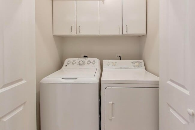 Building Photo - 1725 N Mohawk St