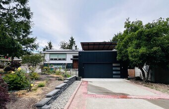Building Photo - Fabulous 4 Bedroom/2 Bath Home! Available ...