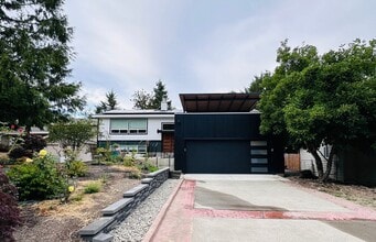 Building Photo - Le and Delisi - Bellevue Duplex