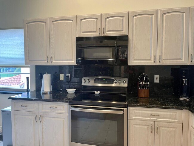 Building Photo - 9709 Shadybrook Dr