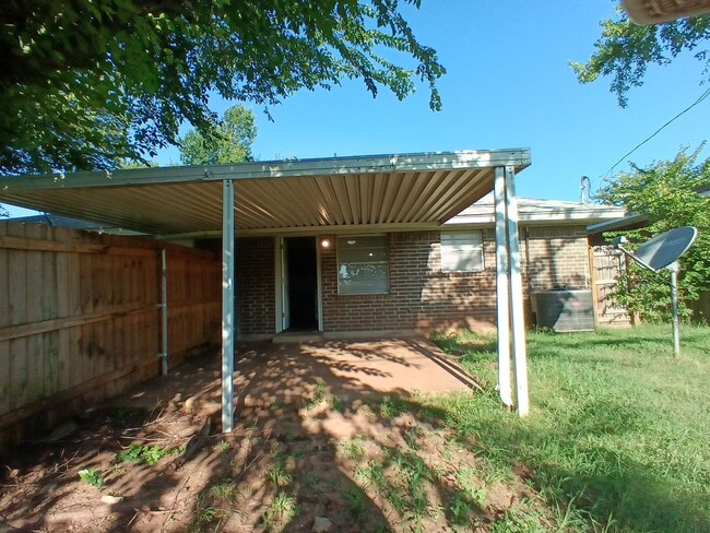 Building Photo - Nice duplex