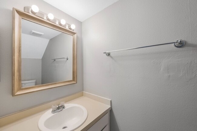 Building Photo - Renovated Town Home 2 bedroom 1.5 bath ** ...