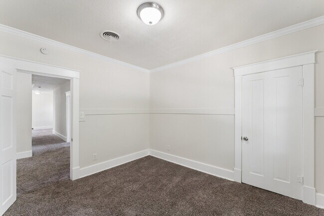 Building Photo - Welcome home to this stunning, light-filled rental that truly has it all! Featuring huge living s...