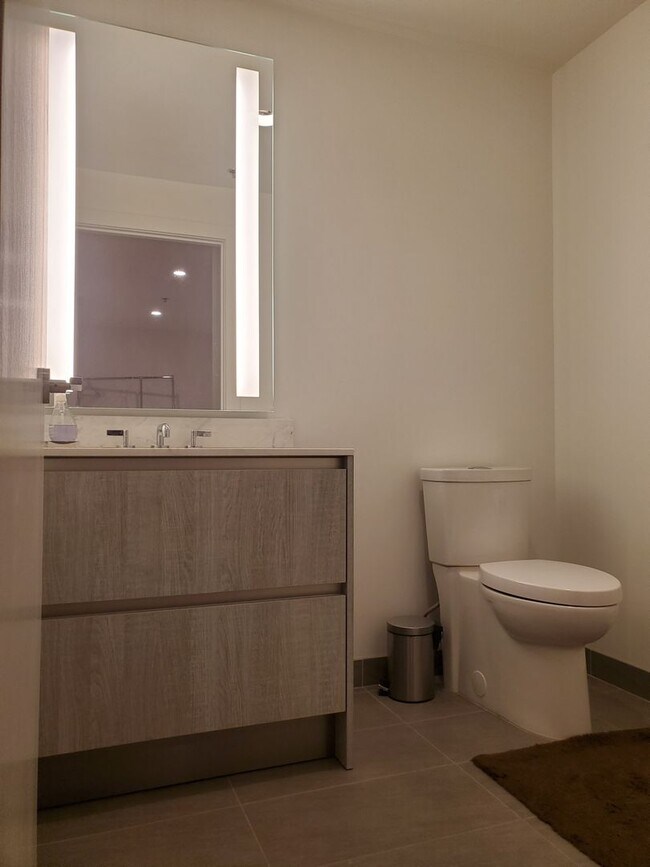 Building Photo - High end one bedroom plus at the luxurious...