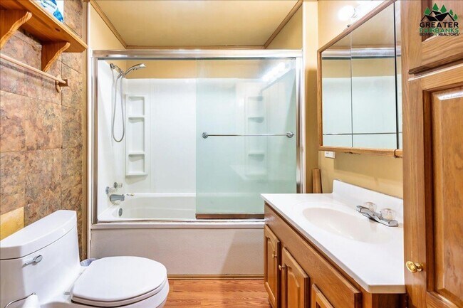 Building Photo - Century 21 Gold Rush - 2 bed, 1 bath (Fair...