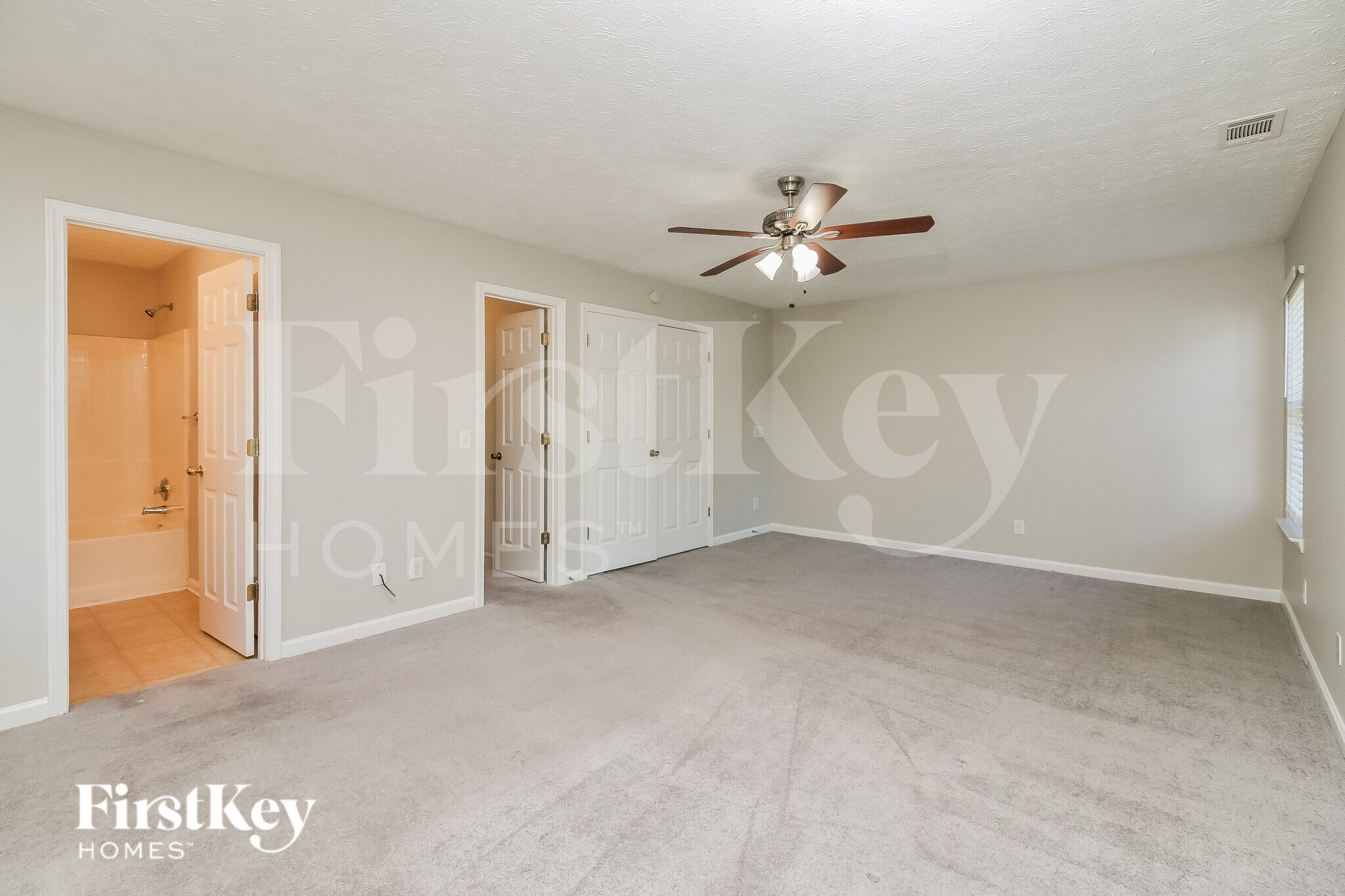 Building Photo - 3080 Lakeside Cir