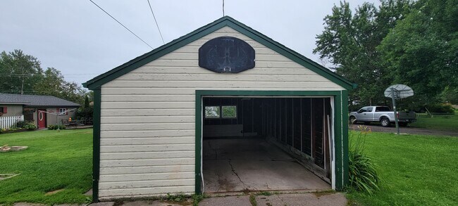 Building Photo - AVAILABLE AUGUST 15th - 4 Bed 3 Bath w/ Spacious Back Deck - SHORT TERM LEASE TILL END OF APRIL