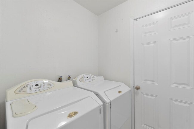Building Photo - 15823 Fox Springs Dr