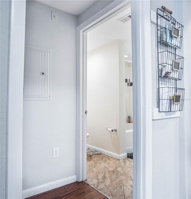 Building Photo - "Stylish 1-Bedroom Apartment with Modern A...