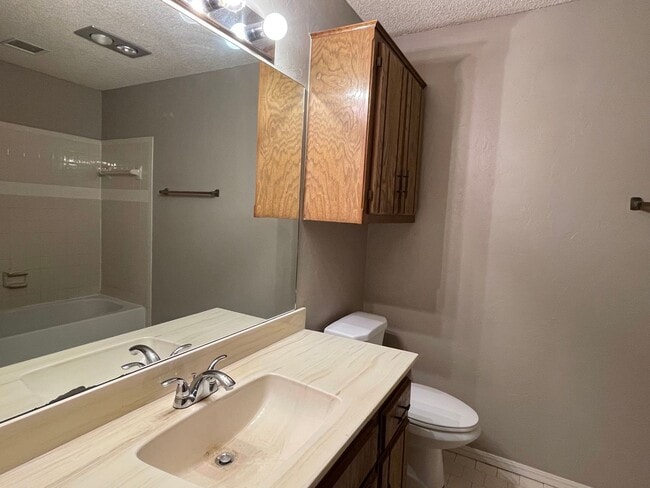 Building Photo - Large 2 Bed 2 Bath Duplex In NW OKC