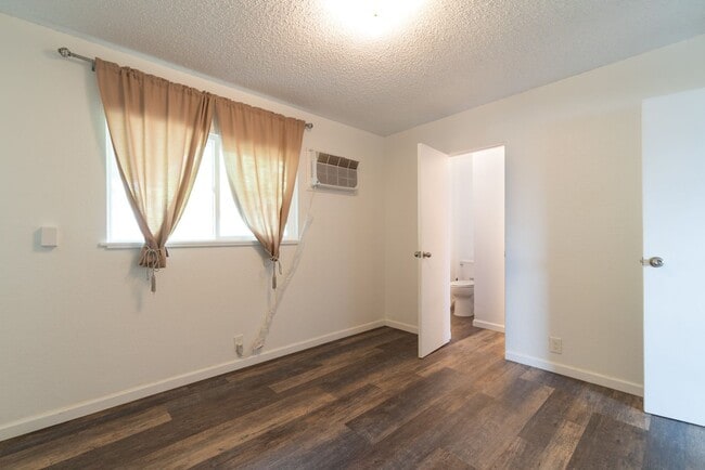 Building Photo - Fully remodeled, spacious 3BR/1.5BA/2PKG near Waikele