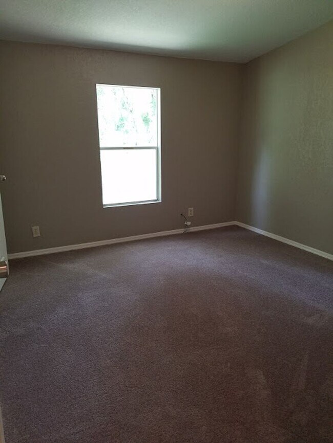 Building Photo - 3 Bed 2 Bath Bring your horses or livestock, the property is zoned agriculture