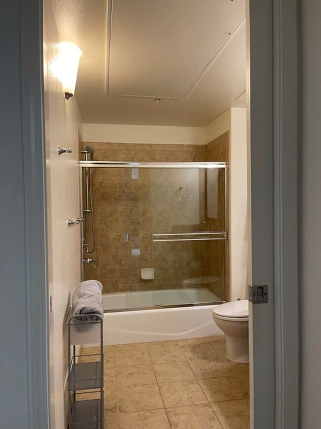 Building Photo - Gorgeous like new Premier condo in S. Kihe...