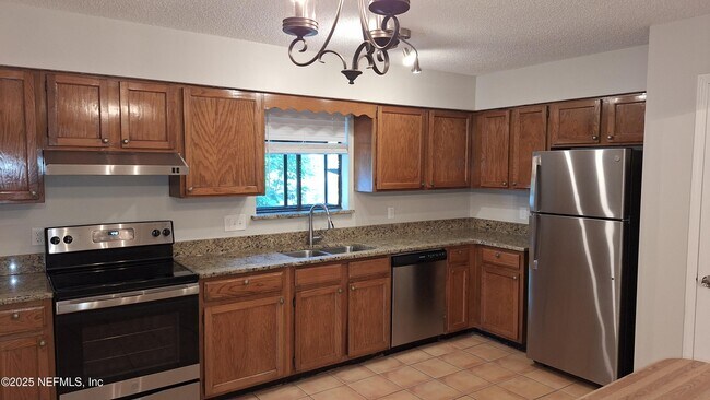 Building Photo - 10579 Castlebrook Dr