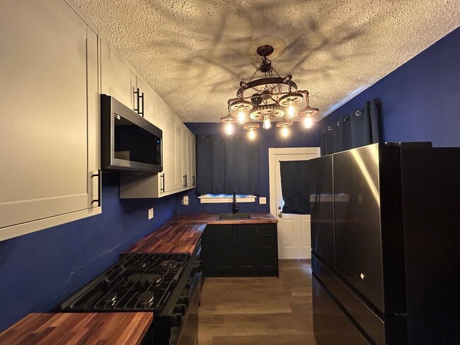 Building Photo - Bright & Spacious 1-Bedroom Apartment