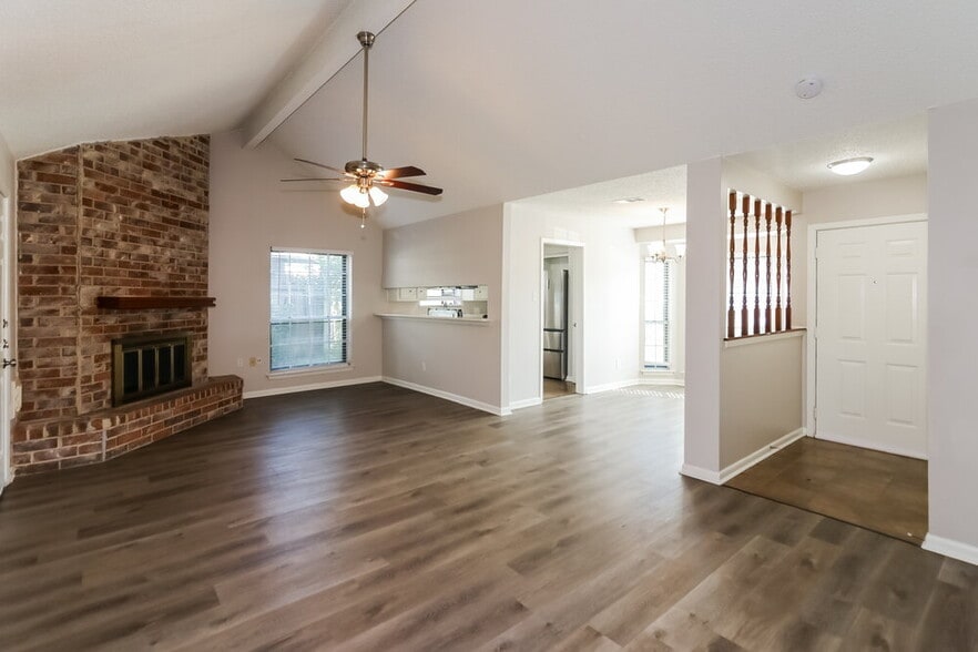 Building Photo - 2118 Maple Cir